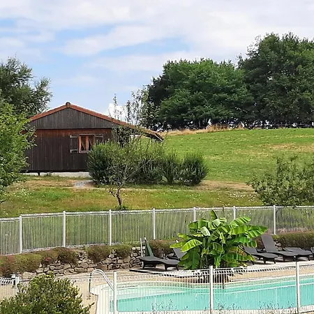 Chalet Dans La Prairie