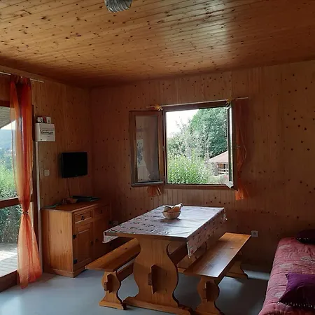 木屋 Dans La Prairie Junhac